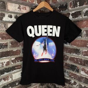 Queen “We Will Rock You” Official Merch Graphic Tee Tshirt